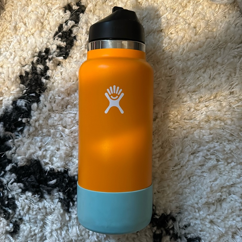 orange hydro flask w/ blue bottom protector